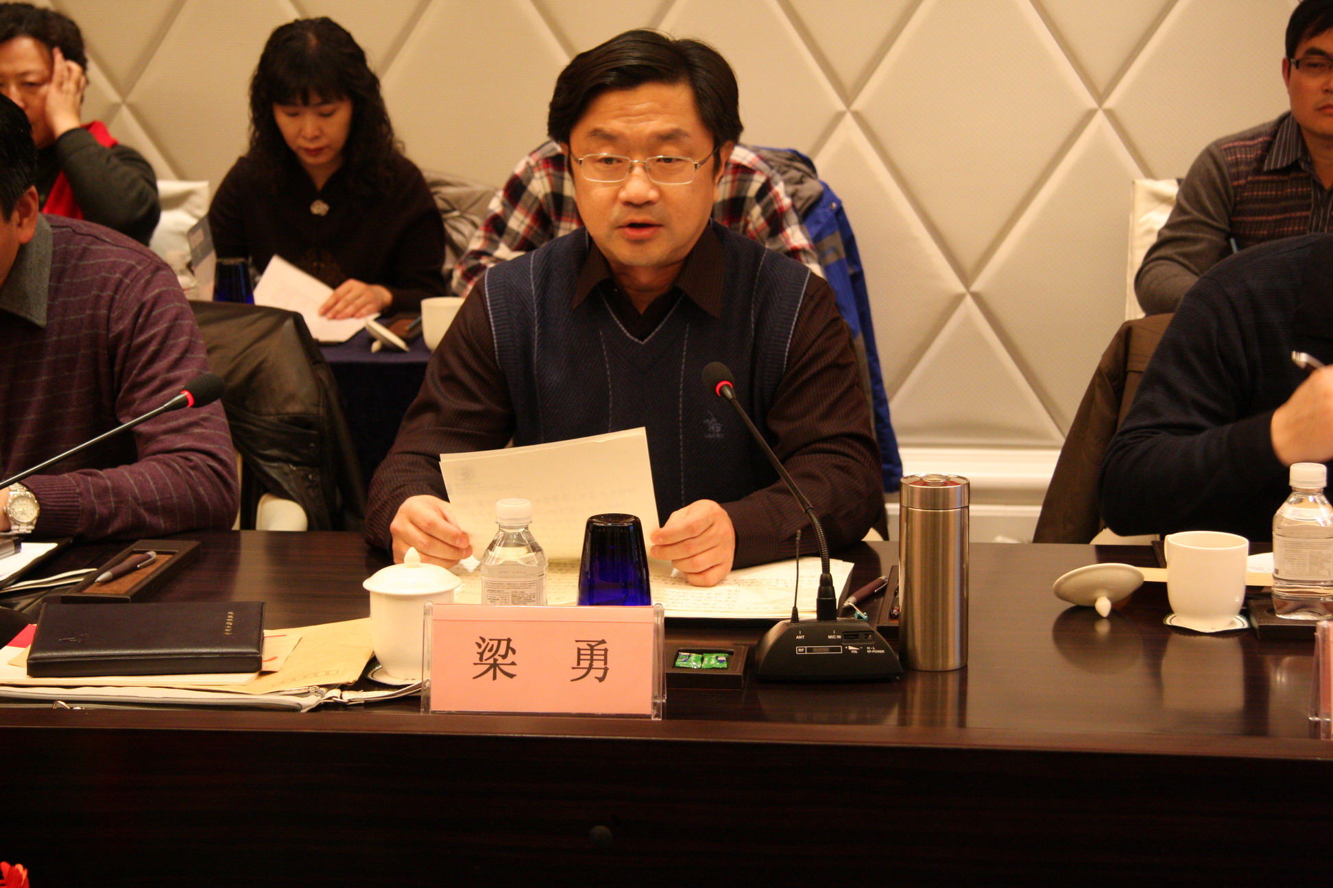 梁勇副校长主持会议并在会议开始时做了重要讲话.